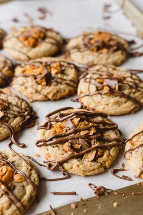 Soft and chewy peanut butter cookies are packed with Butterfinger® Candy pieces in this tempting Crumbl copycat recipe for Crumbl Butterfinger Cookies. Pieces of candy are stirred into the cookie dough and gently smooshed onto the tops of the cookies right after baking. A drizzle of milk chocolate finishes off these large gourmet cookies. Make these! Crumbl Copycat, Pinterest Cookies, Butterfinger Cookies, Butterfinger Candy, Classic Peanut Butter Cookies, Chewy Peanut Butter Cookies, Baking Stuff, Chunky Peanut Butter, Buy Cookies