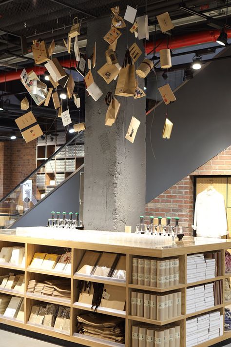 MUJI Opens North American Flagship Store in New York City Art Retail Store, Bookstore Shelving, Bookstore Display, Minimal Store, Muji Stationery, Stationery Store Design, Books Interior, Bookstore Design, Library Cafe