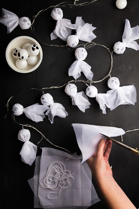 Diy Ghost Lights, Ghost Lights Diy, Halloween Fairy Lights, Ghost Decorations Diy, Inside Halloween Decor, Homemade Lights, Halloween Lights Diy, Vampire Costume Diy, Diy Ghost Decoration