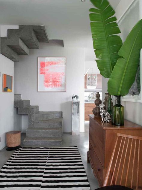 I love those concrete stairs Stairs Indoor, Interior Design Per La Casa, Concrete Stairs, Design Del Prodotto, Style At Home, Home Fashion, Interior Spaces, In The Middle, Interior Inspiration