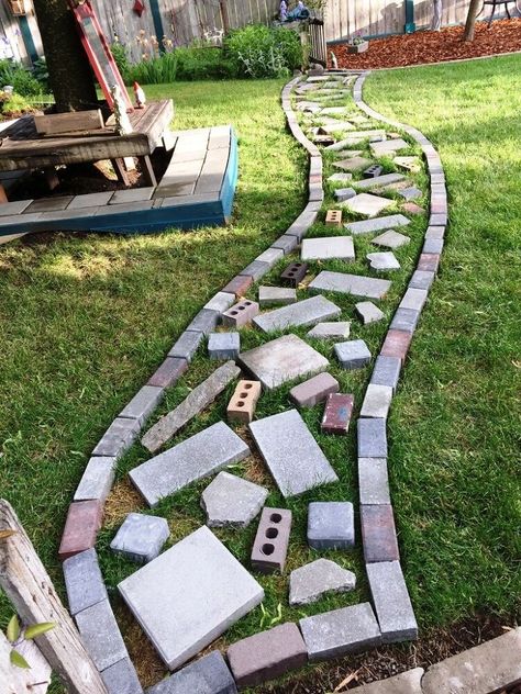 Stepping Stones Sitting Area, Broken Pavers Ideas, Backyard Trail Ideas, Grass Patio Ideas Seating Areas, Creative Garden Paths, Garden Areas Ideas Backyards, Garden Sectioning Ideas, Bark Garden Ideas, Diy Outdoor Seating Area