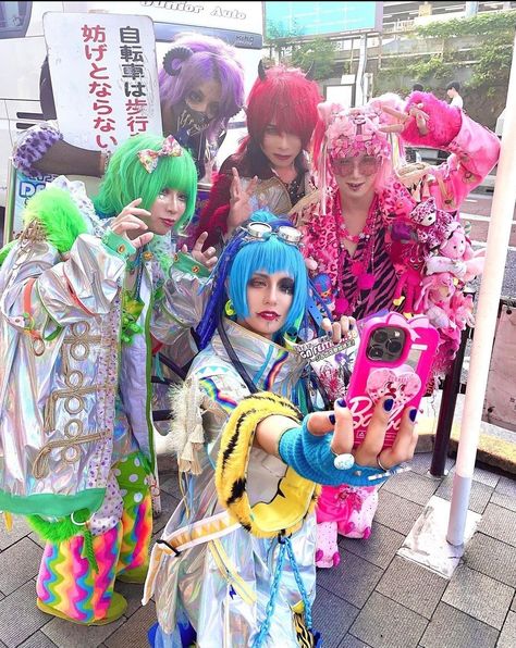 Awake #vkei #visualkei #v系 Onii Kei, Vkei Outfits, Harajuku Decora Kei, V Kei, Vkei Fashion, Japanese Fashion Trends, Oshare Kei, Harajuku Decora, Harajuku Fashion Street