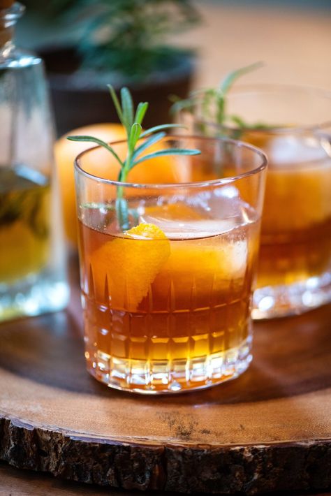 Anything made with an infused simple syrup is destined for greatness --- and this Rosemary & Honey Whiskey Cocktail is no different. Very similar to an Old Fashioned, this cocktail combines your favorite whiskey, bitters, and simple syrup for a tasty beverage you're sure to enjoy. #whiskeycocktail #cocktailrecipes #whiskeycocktails #ryewhiskey #oldfashionedcocktail #infusedsimplesyrup Old Fashioned Simple Syrup Recipe, Infused Simple Syrup, Rosemary Honey, Simple Syrup Cocktails, Whiskey Smash, Honey Whiskey, Drink Recipies, Rosemary Syrup, Bitters Recipe