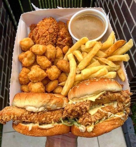 Junk Food Snacks, God Mat, Think Food, Food Goals, Chicken Sandwich, Food Obsession, Interesting Food Recipes, French Fries, Pretty Food