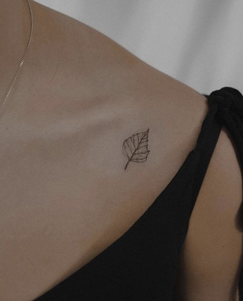 Tattoo Ideas Leaf, Small Leaf Tattoo, Leaf Tattoo, Small Tattoo Ideas, Small Leaf, Small Tattoo, Leaf Tattoos, Maple Leaf Tattoo, Small Tattoos