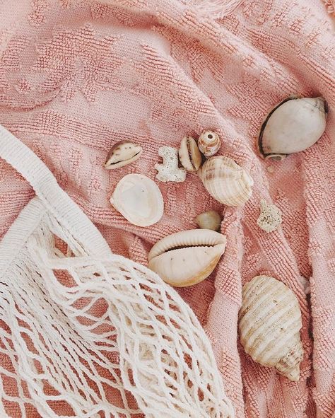 Pink Towel, Pastel Beach, Sand Surfing, Pink Beach, Blogger Tips, Summer Glow, Summer Inspiration, Beach Ready, Pink Summer