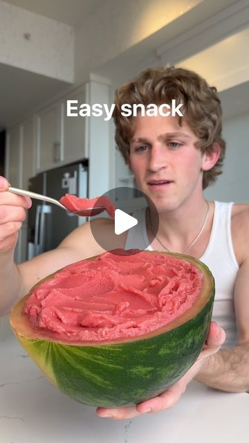 Trace’s Oats on Instagram: "Watermelon smoothie bowl? Nah, watermelon smoothie in a watermelon 🤝   𝘿𝙚𝙩𝙖𝙞𝙡𝙨: (I made 3 servings)  - 2 cups frozen watermelon - 1/2 cup frozen raspberries - 1/2 cup frozen strawberries - 2 tbsp cup milk (of choice) - 1 tbsp lemon juice - Optional: pinch of salt (enhances the flavor 🤌🏻)  𝘿𝙞𝙧𝙚𝙘𝙩𝙞𝙤𝙣𝙨:  1. Chop watermelon, place in a container, and leave in the freezer overnight (or at least 6 hours) 2. Add watermelon, raspberries, strawberries, lemon juice, and most of the milk to a blender. Reserve a small amount of the milk. 3. Begin blending the ingredients. Gradually add the reserved milk to get your desired consistency, being careful not to make the mixture too liquidy. -  -  -   #easysnack #watermelon #healthyrecipe" Watermelon Smoothie Bowl Recipe Easy, Frozen Watermelon Smoothie, Watermelon Strawberry Sorbet, Watermelon Frozen Drink, Watermelon And Coconut Water, Watermelon Smoothie Bowl, Watermelon Recipes Drinks, Watermelon Smoothie, Watermelon Sorbet