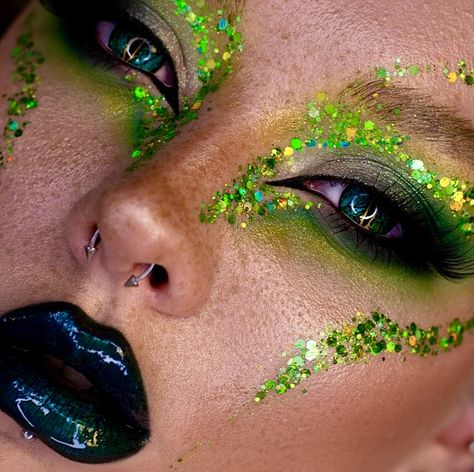 Alien Makeup Women, Green Goddess Makeup, Green Contour, Aesthetic Green Makeup, Green And Silver Makeup, Burlesque Makeup Ideas, Green Mermaid Makeup, Alien Inspired Makeup, Green Festival Makeup