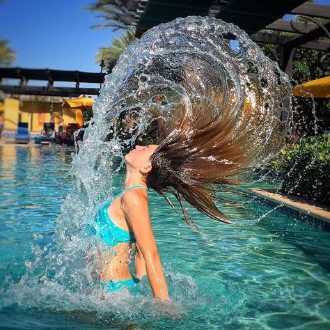 Waterpark Poses Photo Ideas, Creative Pool Photoshoot, Swimming Pools Photoshoot, Pool Photography Poses Women, Photoshoot Ideas Swimming Pool, Pool Water Photography, Family Swimming Pool Photography, Photoshoot By The Pool, Swimming Pool Photoshoot Ideas Women