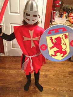 Diy Knight Costume, Knight Costume For Kids, Medieval Costume Diy, Medieval Knight Costume, Saint Costume, Knight Party, King Costume, Book Day Costumes, Knight Costume