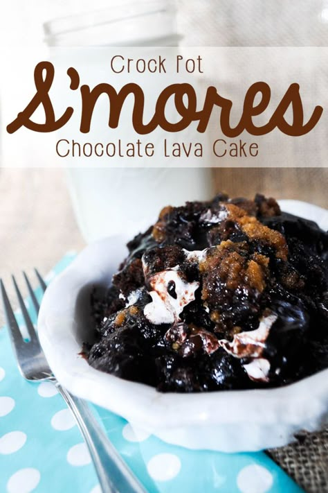 This ooey-gooey s'mores cake is perfect for the chocolate lover in your life. It's a perfect lava cake made in the crock pot. What beats slow cooker cake? A chocolatey, rich, lava slow cooker cake, that's what! Slow Cooker Cake, Crockpot Cake, Crockpot Desserts, Crock Pot Food, Smores Cake, Crock Pot Desserts, Slow Cooker Desserts, Poke Cakes, Lava Cake