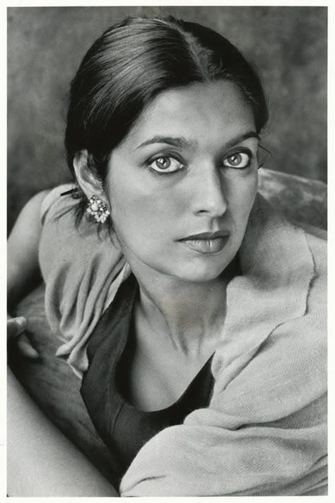 Jhumpa Lahiri in New York City, 2003 | Marion Ettlinger Jhumpa Lahiri, Indian American, Pulitzer Prize, Women Writers, Posing Tips, Writers And Poets, Book Writer, First Novel, White Photo