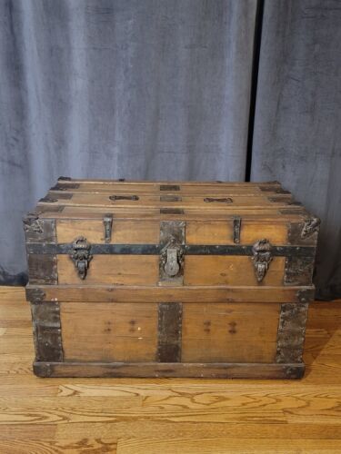 Antique Chest Trunk, Trunk Bench, Trunk Decor, Wood Restoration, Antique Steamer Trunk, Antique Trunks, Trunk Chest, Antique Storage, Chest Trunk