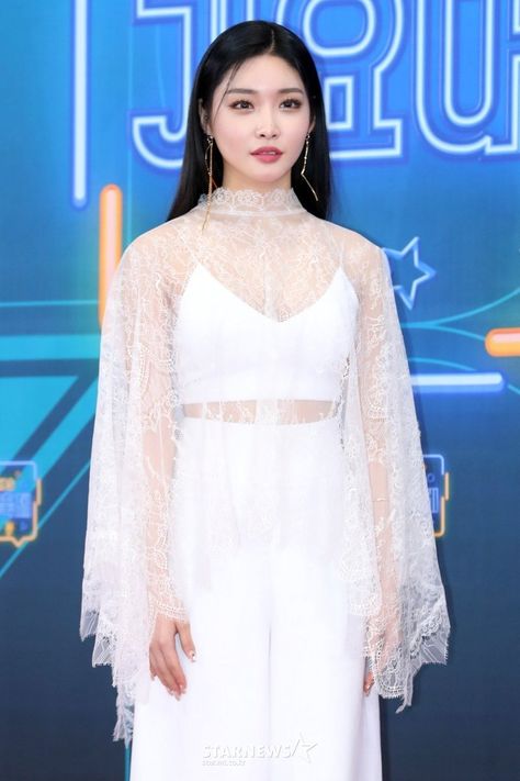 Wonder Girls Members, Chung Ha, Red Carpet Dress, Carpet Dress, Kim Chungha, Female Idols, Produce 101, White Outfit, Red Carpet Dresses