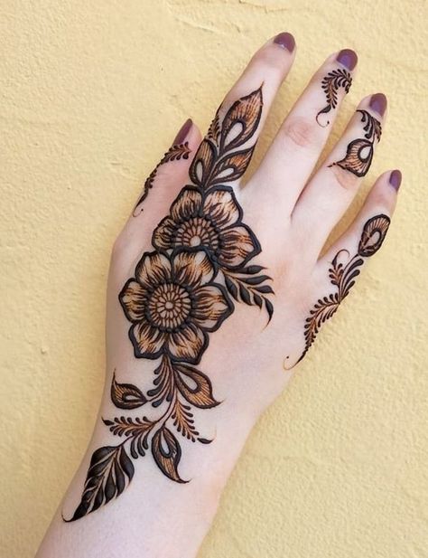 Mehandi Designs For Hands Backside, Mahdi Design Simple, Flowers Mehndi Design, Flower Mehndi Designs, Short Mehndi Design, Inai Pengantin, Henna Inspired Tattoos, Tato Henna, Henna Tattoo Designs Hand