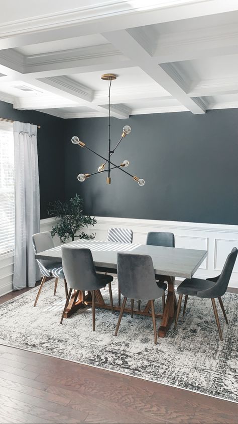 Kitchen And Dinning Room Color Ideas, Dinning Room Ideas Gray, Dining Room Design Paint Colors, Dinning Room Carpets, Dining Table Carpet Ideas, Grey And White Dining Room Ideas, Dark Grey Accent Wall Dining Room, Carpet For Dining Table, Dining Room Grey Walls