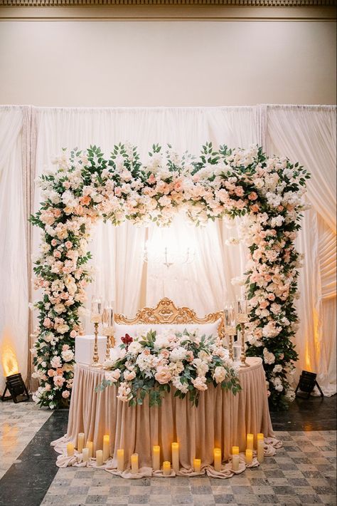 Top Table Floral Arch, Quinceañera Main Table, Wedding Main Table Decor, Bride And Groom Table Decorations, Main Table Wedding Decoration, Main Wedding Table Decor, Bride And Groom Head Table, Wedding Head Table Ideas, Wedding Main Table