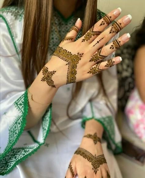 Light Bridal Henna, Light Mehndi Designs, Nikkah Mehndi, Finger Mehndi Design, Henne Tattoo, Finger Henna Designs, Henna Tattoo Hand, Henna Tattoo Designs Hand, Simple Henna Tattoo