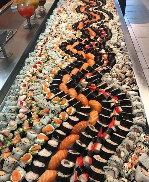 Sushi Buffet, Sushi Platter, Food Therapy, Sushi Recipes, Think Food, Yummy Comfort Food, Food Goals, Food Platters, Food Obsession