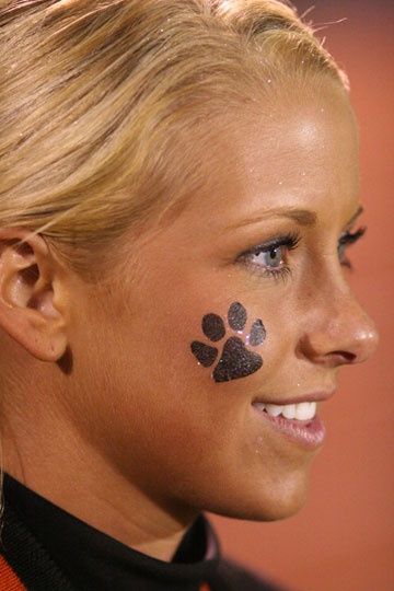 School Spirit Face Paint, Football Face Paint, Dog Face Paints, Easy Face Painting Designs, Homemade Face Paints, Paw Painting, Cheek Art, Face Painting Easy, Kids Face Paint