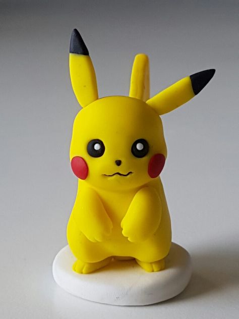 Clay Pikachu, Bolo Pikachu, Pokémon Cake, Clay Pokemon, Pokemon Birthday Cake, Pikachu Cake, Kawaii Ideas, Easy Polymer Clay, Clay Cross