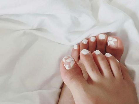 Wedding Pedicure Ideas, Bridal Toe Nails, Bridal Pedicure, Wedding Toe Nails, Nail Art Mariage, Wedding Pedicure, Shellac Pedicure, Wedding Toes, Bridal Manicure