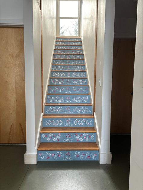 Colorful Staircase, Painted Stairs Ideas, Staircase Mural, Stenciled Stairs, Painting Stairs, Stairs Art, Stair Art, Window Mural, Painted Stairs