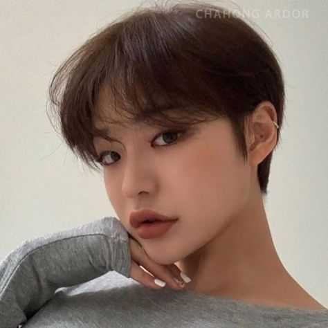 Bangs Korean, Tomboy Haircut, Tomboy Hairstyles, Short Hair Tomboy, Short Grunge Hair, Korean Short Hair, Pixie Cut With Bangs, Girls Short Haircuts, Asian Short Hair