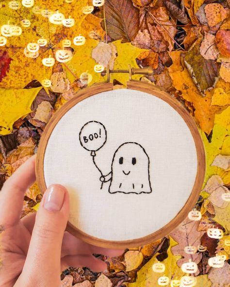 Halloween Embroidery Ideas, Halloween Hand Embroidery, Embroidered Sweatshirt Diy, Boo Embroidery, Grub Hub, Embroidery Hoop Decor, Embroidery Halloween, Ghost Embroidery, Embroider Ideas