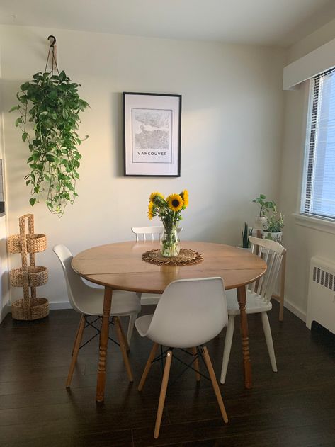 Small Apartment Inspo Dining Room, Dinning Room Minimalist Small Spaces, Minimalist Boho Dining Room, Dining Area Apartment Ideas, Apartment Decorating Dining Area, Small Circle Dinner Table, Small Dining Room Ideas Apartment Cozy, Minimalist Dinner Room, Small Round Dining Table Ideas