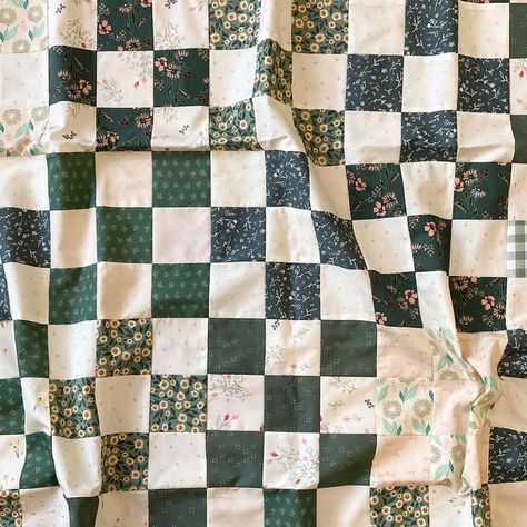 Different Ways To Finish A Quilt, Cost Of Making A Quilt, Patchwork Quilts Aesthetic, Simple Quilt Ideas, Sew Fresh Quilt Patterns, Easy Beginner Quilt, Quilt Colors, How To Pick Quilt Fabric, Quilted Pillow Patterns