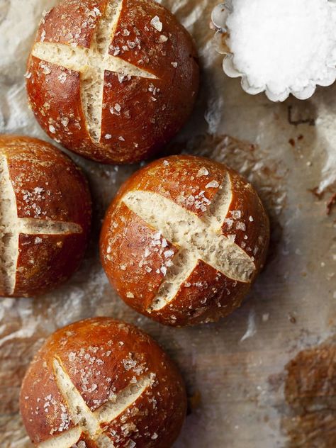 These gluten-free pretzel buns are soft and chewy and irresistibly delicious. Yes, they taste like the real deal and are perfecet for burgers and sandwiches. Gluten Free Pretzel Buns, Gluten Free Soft Pretzels, Sour Cream Biscuits, Pretzel Buns, Best Gluten Free Bread, Pretzel Rolls, Gluten Free Pretzels, Baking Soda Bath, Gluten Free Carrot Cake