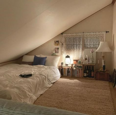 Minimal Bedroom Design, Attic Bedroom Designs, Minimal Bedroom, Attic Bedrooms, Room Redesign, Sleeping Loft, Attic Bedroom, Minimalist Room, Elegant Bedroom