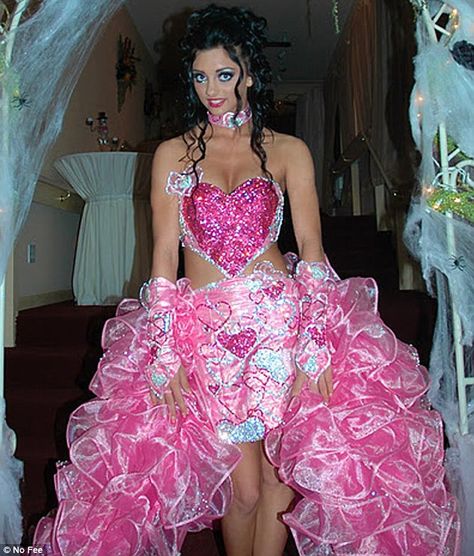 Princess: Sondra Celli, the wedding designer behind My Big Fat American Gypsy Wedding, admits that even she is shocked by its bridal requests. She designed the above frock, worn by 14-year-old Priscilla Weird Wedding Dress, Gaun Fashion, Weddings By Color, American Wedding, Mothers Dresses, Wedding Show, Wedding Outfits, Bohemian Dress, Designer Wedding Dresses