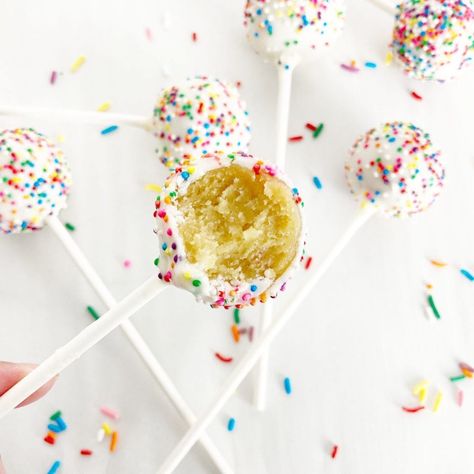 Cake Pops Without Frosting Cake Pops No Frosting, No Frosting Cake Pops, Cake Pop Frosting Coating, Cake Pops Without Frosting, Easy Cake Pops, Cake Pop Recipe Easy, Make Cake Pops, Cake Pop Holder, Chocolate Texture