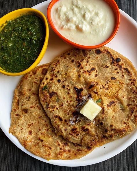 Shweta Pathak on Instagram: “Because A knob of Butter on Aloo Paraths never hurts ! 🥰😁 For lazy weekend Brunch -Well Stuffed Aloo Parathas, Green Chutney , Safed…” Aloo Paratha Snap, Paratha Aesthetic, Aloo Paratha Recipe, Maggi Recipes, Aloo Paratha, Foodie Pics, Holi Images, Food Captions, Paratha Recipes