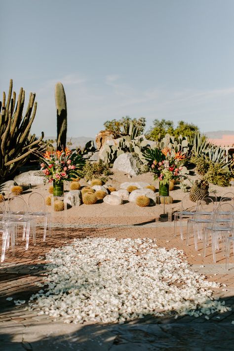 Desert Beach Wedding, Palm Springs Desert Aesthetic, Desert Aesthetic Wedding, Desert Wedding Alter Ideas, Desert Wedding Ideas Decor, Palm Desert Wedding, Desert Wedding Colors Palette, Desert Wedding Aesthetic, Spring Desert Wedding