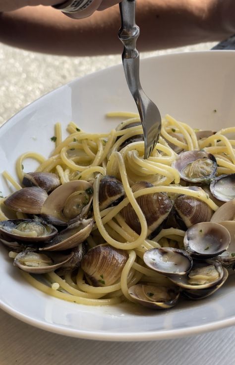 Pasta Vongole, Spaghetti Vongole, Best Time To Eat, San Marzano Tomatoes, Small Tomatoes, Italian Culture, Italian Kitchen, Red Peppers, Original Recipe