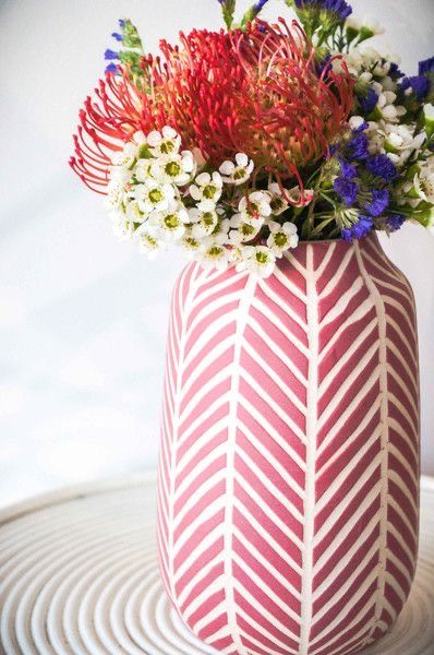 Vase Clay Diy, Ceramic Painting Ideas Vase, Pottery Painting Vase Ideas, Ceramic Vase Painting, Wood And Terracotta, Clay Cafe, Diy Pottery Painting, Painted Pots Diy, Quirky Home