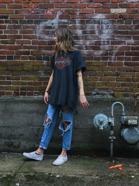 Harley Tee Outfit, Vans Tshirt Outfits, Harley Davidson Tshirt Outfits, Harley Shirt Outfit, Harley Davidson Aesthetic Outfit, Outfits With White Vans, Vans And Jeans Outfit, Harley Davidson Tee Outfit, Harley Davidson Shirt Outfit