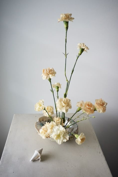 Modern Carnation Arrangements, Shell Floral Arrangements, Carnation Floral Arrangements, Flower Frog Arrangement Wedding, Ikebana Wedding Centerpieces, Wedding Ikebana, Carnation Flower Arrangements, Carnation Wedding Centerpieces, Carnation Arrangements