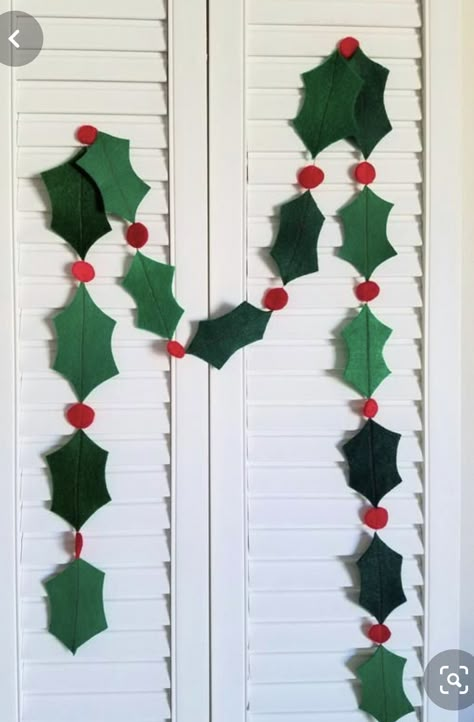 Felt Holly, Paper Christmas Decorations, Berry Garland, Felt Christmas Decorations, Office Christmas Decorations, Christmas Poinsettia, Christmas Classroom, Easy Christmas Crafts, Christmas Wall Decor