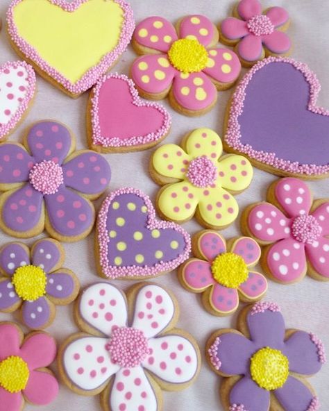 Mothers day themed cookies food sweets cookies diy treats happy mothers day mothers day treats Cookies Pictures, Cookies Flowers, Flower Sugar Cookies, Flooding Cookies, Valentine Sugar Cookies, Easter Sugar Cookies, Aesthetic Color, Spring Cookies, Summer Cookies