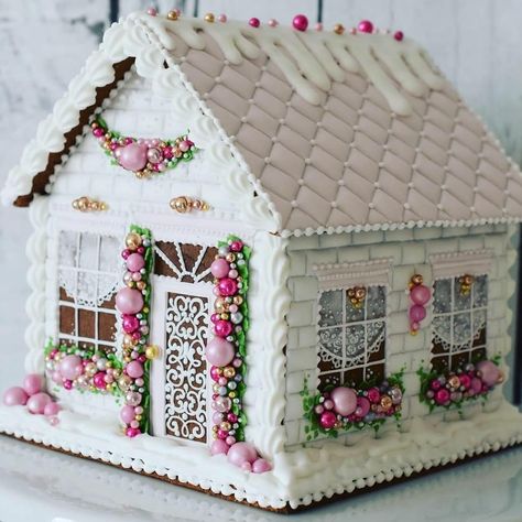 AmourDuCake on Instagram: “HAPPY NEW YEAR!!!! 1 OR 2?? Gingerbread house cookies 🏠🏠🎅🎄🌲🌲🎄🎄🦌 by @maybeacookie Its so cute and beautiful !!!!! 😍😍😍😍😍” Homemade Gingerbread House, Pink Decorations, Gingerbread Cottage, Gingerbread House Parties, Decorative Cookies, Gingerbread House Designs, Christmas Decs, Gingerbread Party, Gingerbread House Cookies