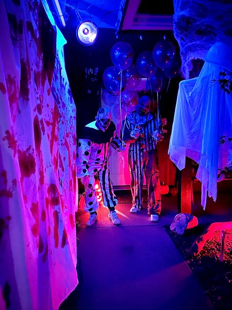 Haunted House Themes Scary, Fun House Haunted House, Hollowed Party Decorations, Scary Maze Ideas, Haunted House Room Ideas Scary, Hunted House Ideas Halloween, Zombie House Decorations, Scary Haunted House Ideas Horror, Halloween Maze Ideas Haunted Houses