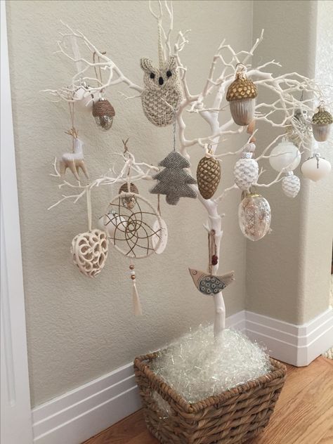 White twig tree.  Christmas decorations.  Christmas tree. Twig Xmas Tree Ideas, White Twig Tree Decorations, Christmas Twig Tree Ideas, Natural Christmas Tree Ideas, Christmas Tree Shirt Diy, White Twig Christmas Tree, Twig Decorations, Diy Christmas Mantle, White Twig Tree