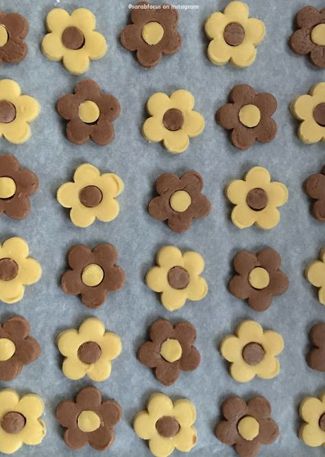 Cute Cookie Shapes, Flower Baking Recipes, Spring Bake Sale Ideas, Bake Sale Aesthetic, Spring Baked Goods, Cute Baked Goods, Flower Shaped Food, Valentines Instagram, Photo Cookies