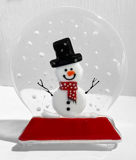 Fused Glass Snow Globe, Fused Glass Christmas Plates, Fused Glass Christmas Ornaments Ideas, Fused Glass Snowman, Christmas Fused Glass Ideas, Snowman Snow Globe, Fused Glass Panel, Fused Glass Christmas, Snowman Snow