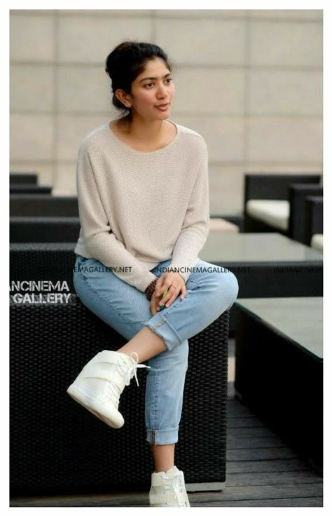 Jeans To The Office Outfit Ideas, Tops For Girls Stylish On Jeans, Jeans Outfit Indian Style, Trendy Tops For Women Casual Fashion Ideas, Modern Indian Outfits Casual, Casual Office Outfits Women Indian, Office Outfits Women Jeans, Casual Office Outfits Women Jeans, Casual College Outfits Indian