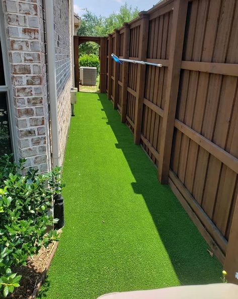 Narrow Side Of House Garden Ideas, Narrow Garden Ideas Side Yards Walkways, Small Side Yard Landscaping Narrow, Narrow Garden Ideas Side Yards Pathways, Long Side Yard Ideas, Lawn Divider Ideas Neighbor, Narrow Side Yards, Small Sideyard Landscape Design, Backyard Alley Ideas